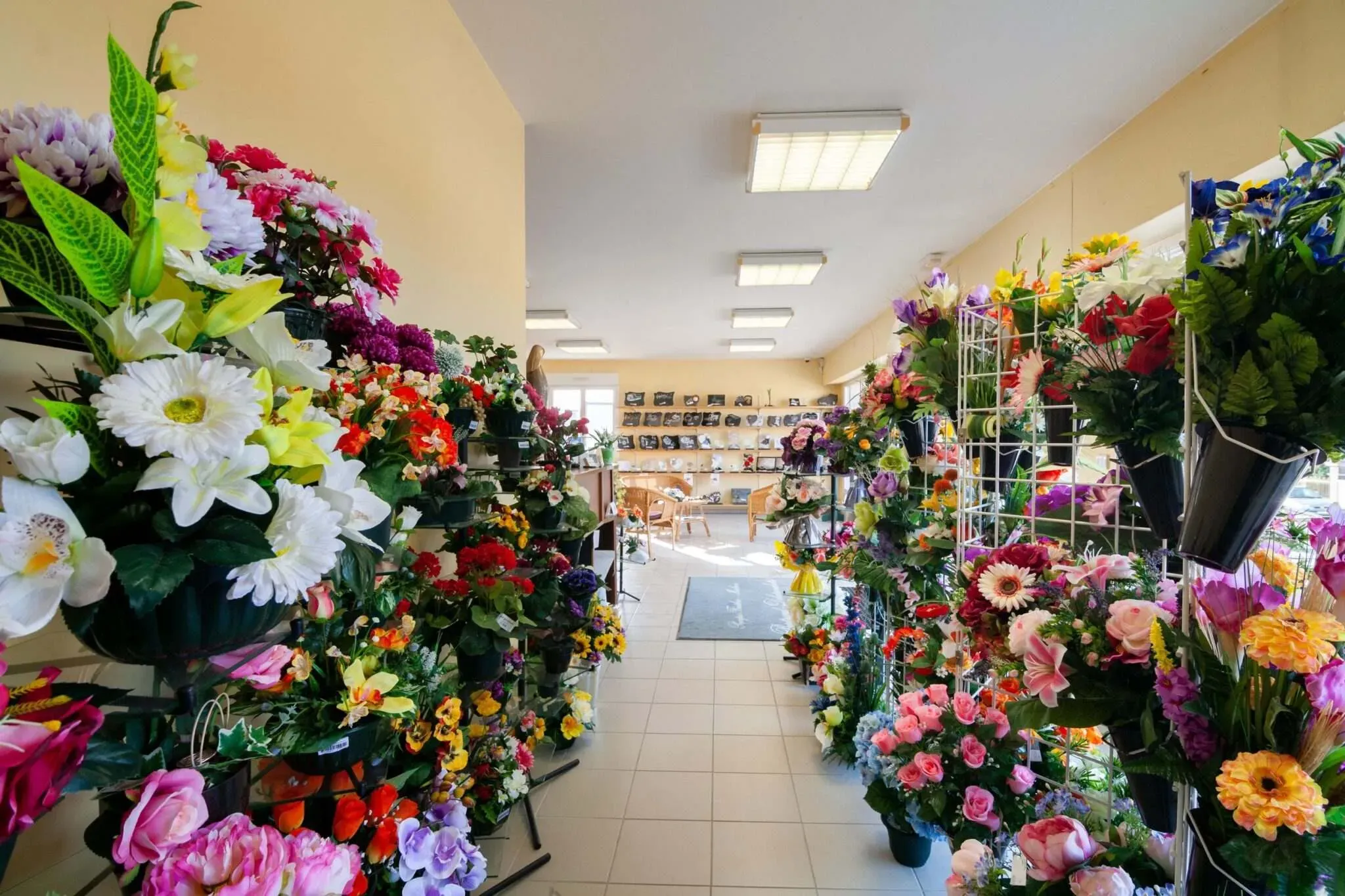 Magasin d'articles funéraires présentant un large choix de fleurs artificielles.