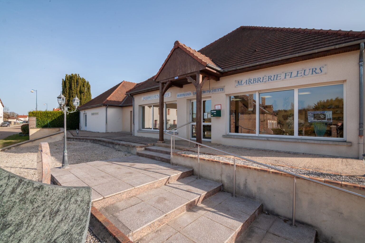 devant maison funeraire bertrand